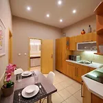 Апартаменты Old Town - 2 With Balcony Dlouha