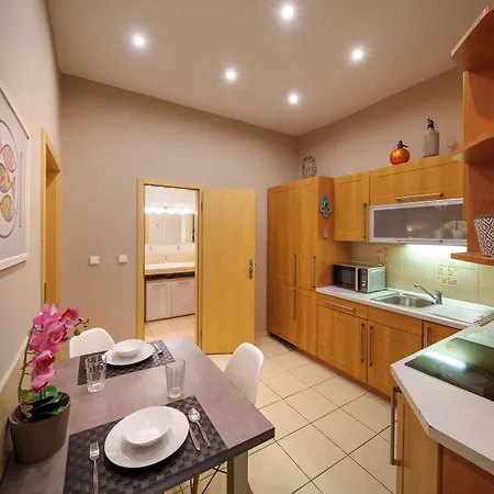 Old Town - 2 With Balcony Dlouha דירה *